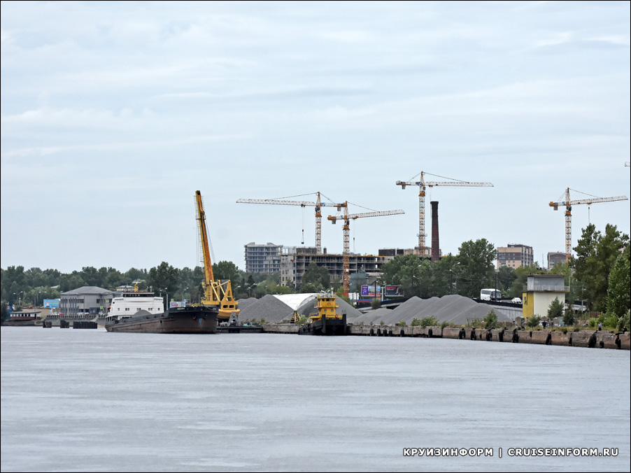 Октябрьская набережная реки Невы в Санкт-Петербурге