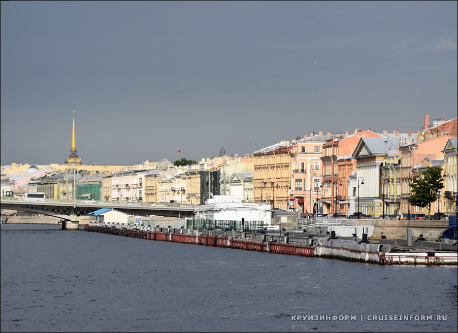 Причал «Английская набережная» на реке Неве в Санкт-Петербурге