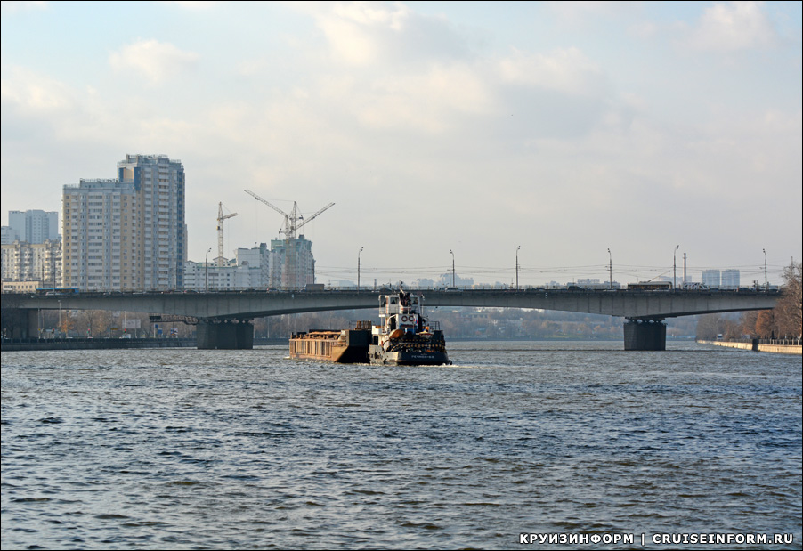 Нагатинский метромост на реке Москве
