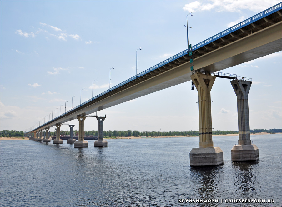 Волгоградский мост через реку Волгу в Волгограде