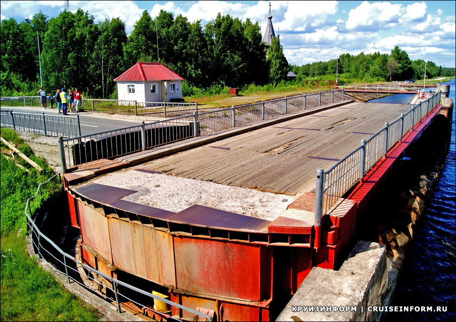 Поворотный разводной мост у шлюза №2 Беломорско-Балтийского канала в Повенце