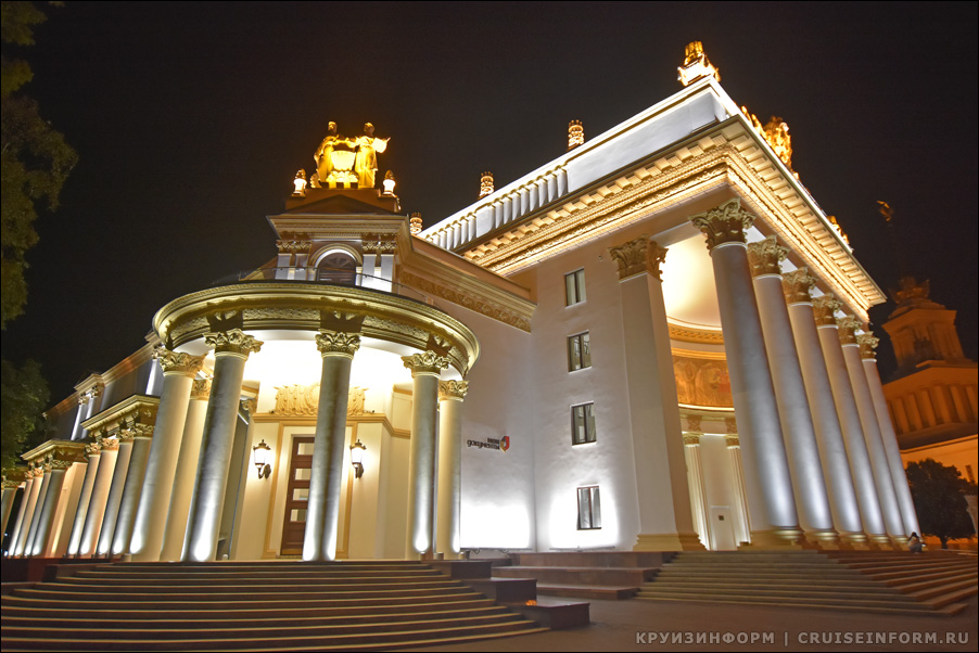 Ночное ВДНХ в Москве: фонтаны и павильоны