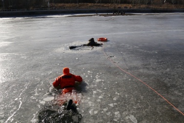 На Химкинском водохранилище в Москве спасли двух человек, провалившихся под лёд