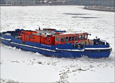 Как снежура заблокировала навигацию на Неве в Санкт-Петербурге