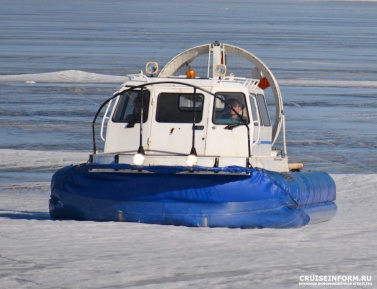 На Красноярском водохранилище снегоход не уступил дорогу и столкнулся с судном на воздушной подушке