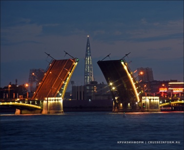 В Санкт-Петербурге готовятся к навигации: на Неве началась технологическая разводка мостов