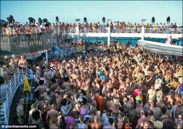 Участник самого массового гей-круиза на Oasis of the Seas выпрыгнул за борт лайнера в Сан-Хуане и погиб