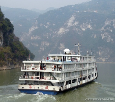 При крушении круизного теплохода на реке Янцзы могли погибнуть до полутысячи человек