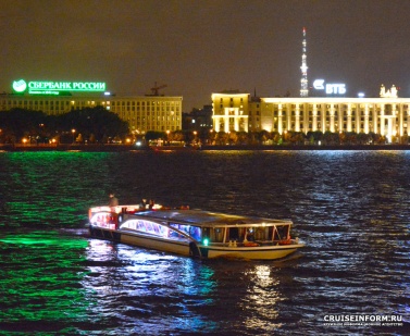 Верховный суд РФ запретил ночные прогулки по Неве в Петербурге, но перевозчики нашли выход