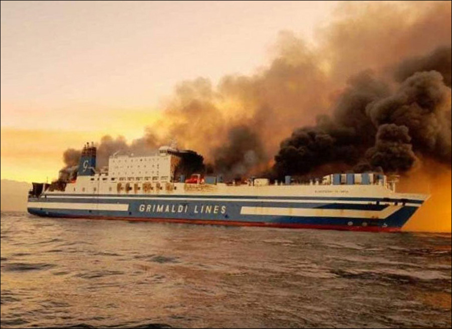 В Ионическом море сгорел паром Euroferry Olympia (фото и видео ЧП)