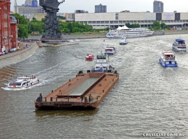 Неадекватные активисты движения за здоровое питание едва не спровоцировали ЧП на реке Москве в центре столицы
