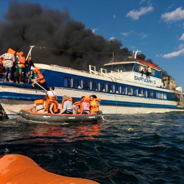 Туристы засняли, как на Байкале сгорел теплоход «Баргузин-2»