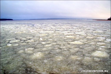Как теплоход «Брест» работает зимой на озере Селигер (фото)