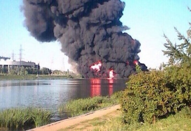 Названа причина ЧП, из-за которого загорелась акватория реки Москвы на юге столицы