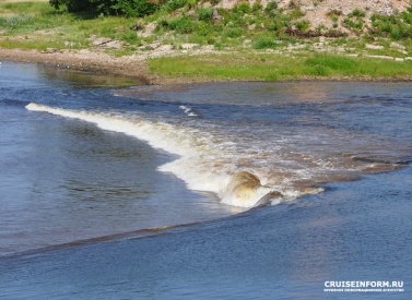 Из-за нехватки воды в Рыбинском и Горьковском водохранилищах на Волге введены ограничения пропуска судов