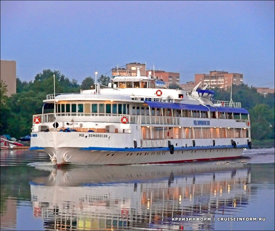 Перегон теплохода «М. В. Ломоносов». Река Волга, город Дубна. 2 августа 2018 года.