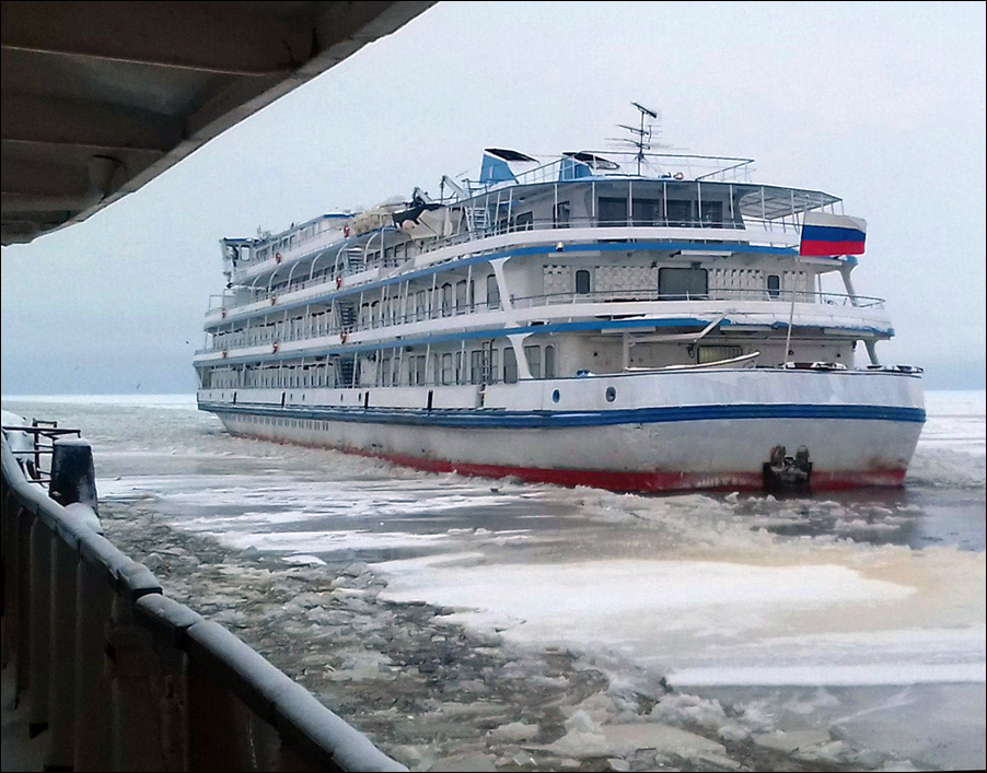Как «Илья Репин» пробивается через льды Волго-Балта в Москву