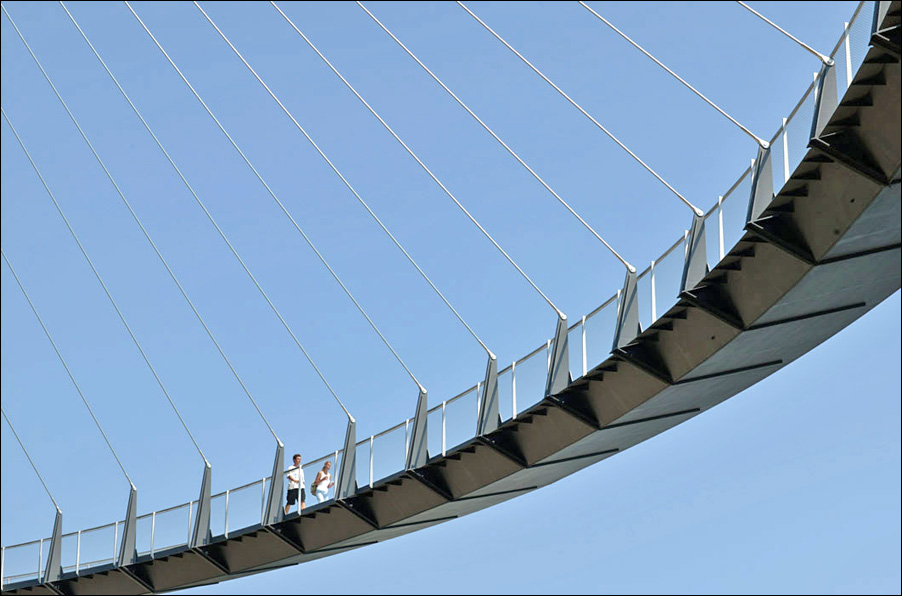 Подвесной пешеходный мост в городе Ратенов (Германия)