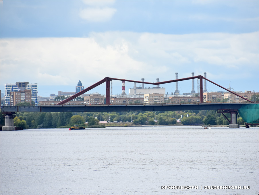 Кожуховский мост через реку Москву в Москве