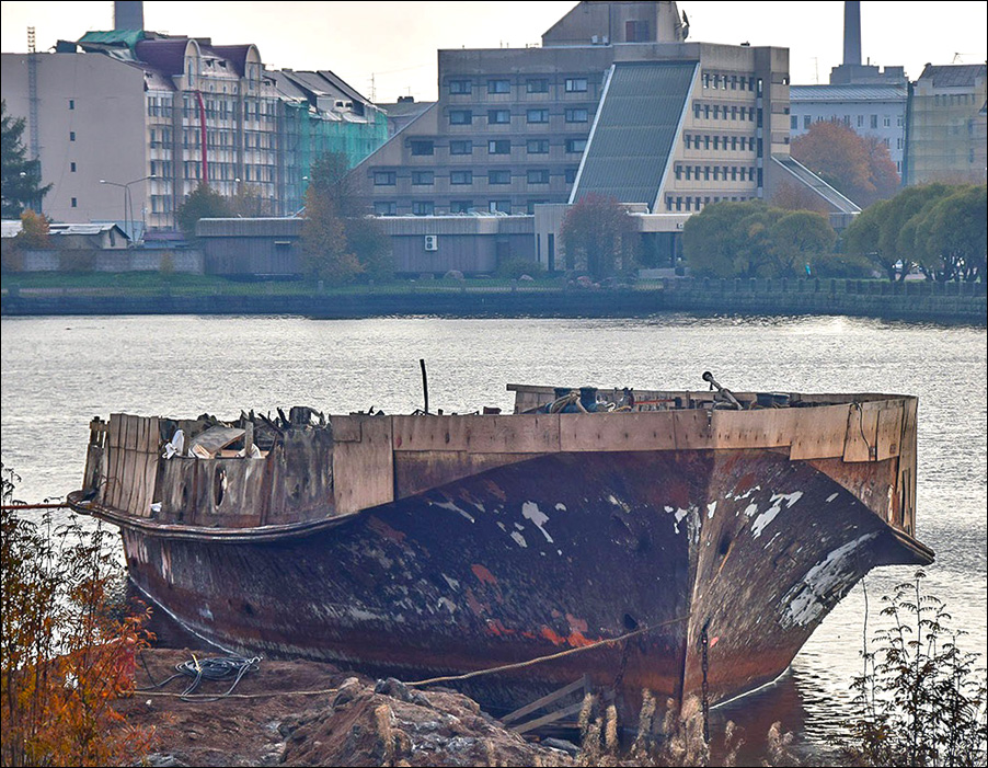 В Выборге началась утилизация теплохода «Короленко», сгоревшего и затонувшего летом 2017 года