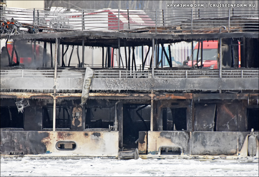 Как выглядит сгоревший и полузатонувший на Южном речном вокзале Москвы двухпалубный теплоход «Нерей»