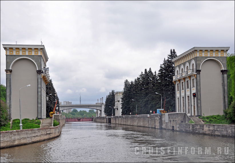 Карамышевский гидроузел на реке Москве в Москве