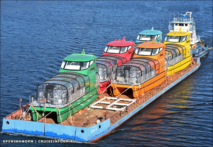 В Москву прибыла «цветочная речная флотилия», построенная в Турции: на полгода позже и в два раза меньше