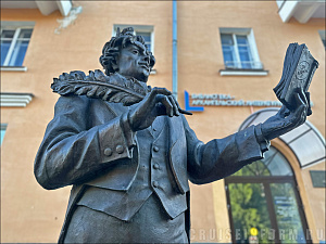Памятник Козьме Пруткову в Архангельске