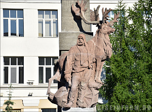 Памятник «Помор с оленем» в Архангельске
