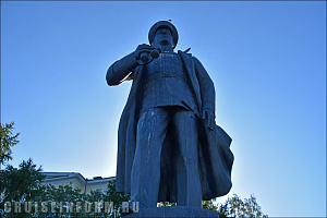 Памятник адмиралу Кузнецову в Архангельске